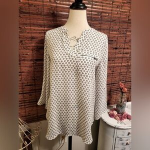 Women's White and Black Patterned Top

Sleeves roll up and button